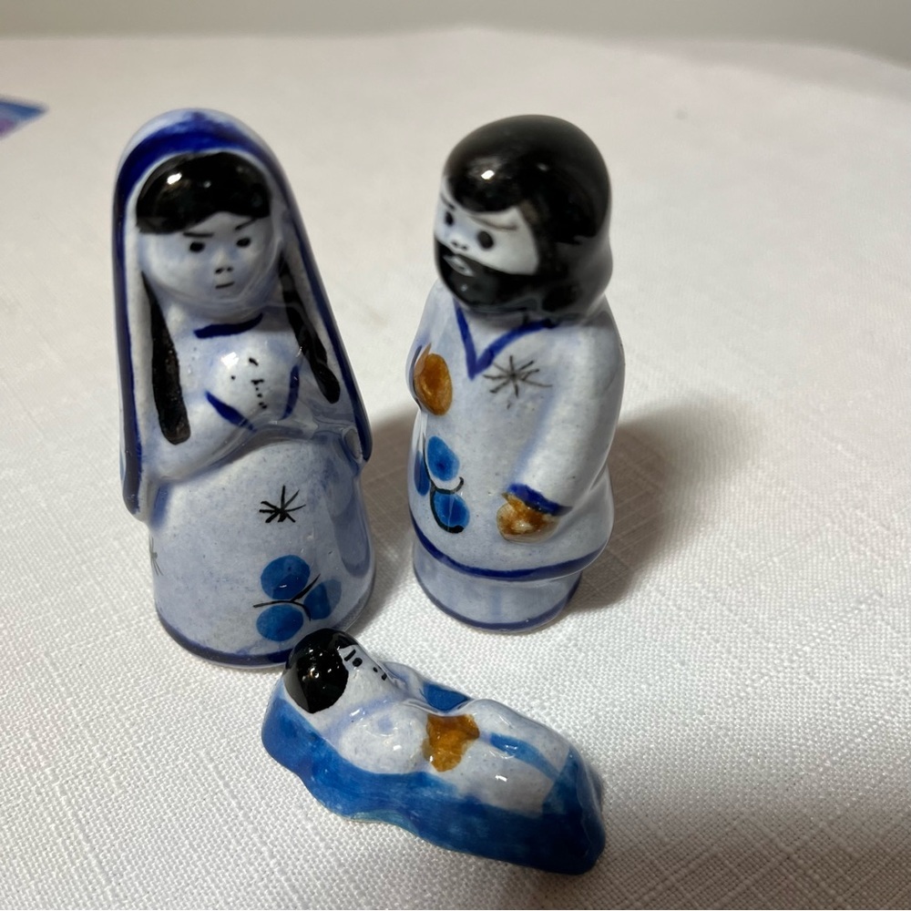 vintage Mexican folk art pottery figure Nativity scene, nacimiento in Mexico